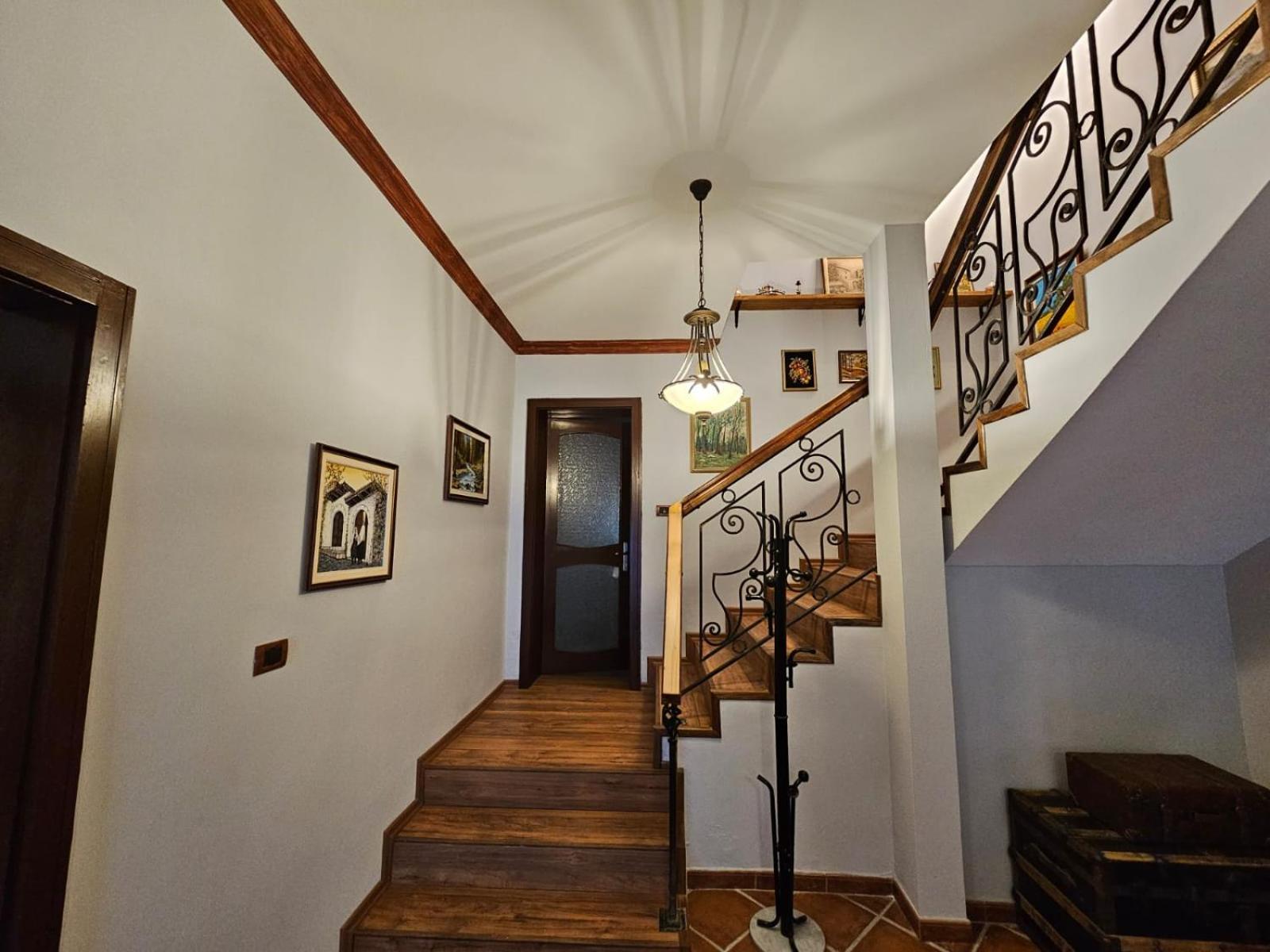 Vila Dani Near Castle And Old Bazar Kruje Ngoại thất bức ảnh